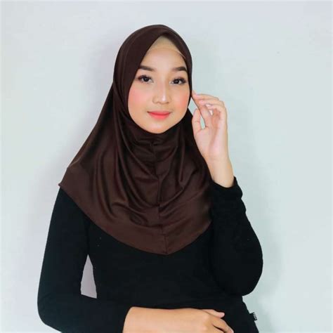 Cara Memadupadankan Jilbab Sport Warna Coklat Pramuka dengan Pakaian Olahraga